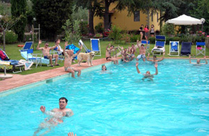 Tutti in piscina